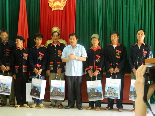 Đồng chí Hà Ngọc Chiến - Chủ tịch Hội đồng Dân tộc Quốc hội tặng quà cho  các gia đình thương binh- liệt sỹ.